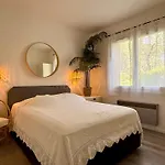 Domaine Du Mas De Peyres Apartment